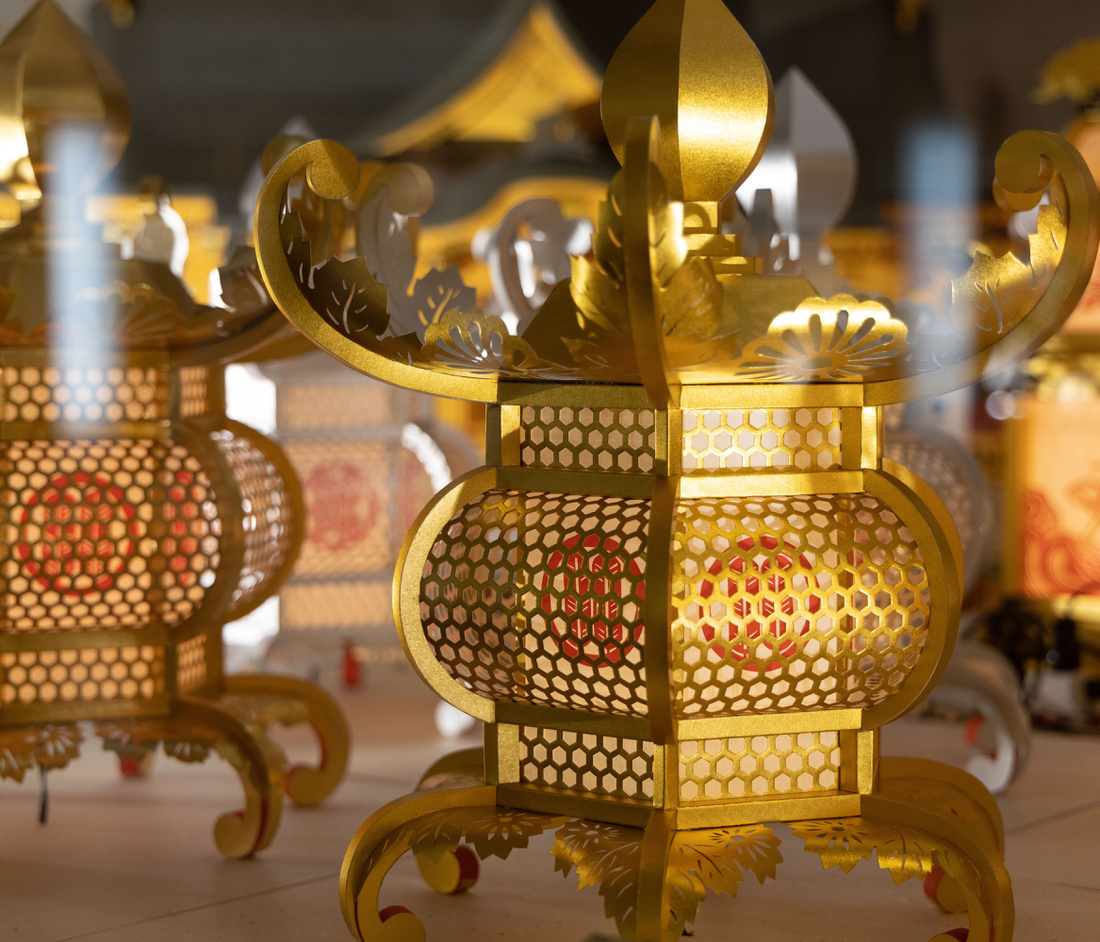 燈籠殿内金燈籠