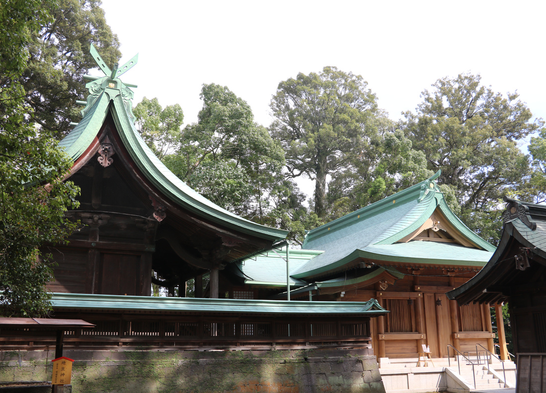 灯籠と大しめ縄